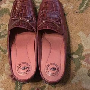 Nurture burgundy size8M comfortable clogs